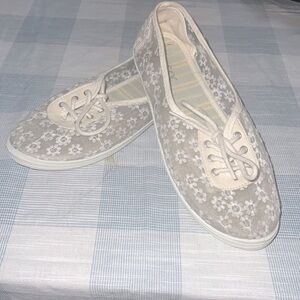 Sugar Cream Lace Ballet Flats with Floral Pattern